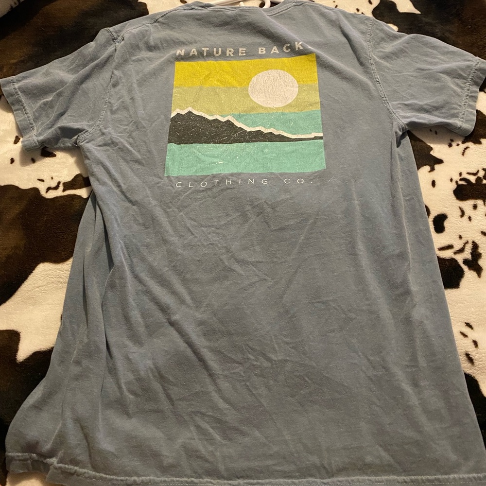 nature back t shirt!! bought brand new worn a handful of times!!